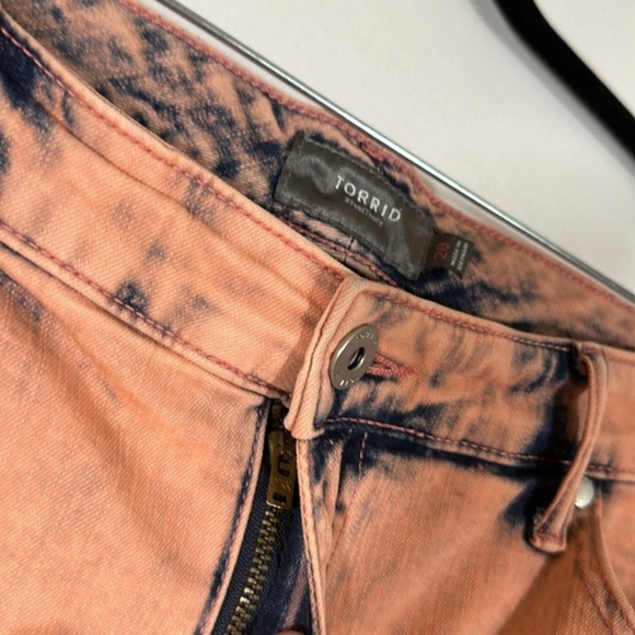 Torrid Mid Rise Midi Stretch Coral Acid Wash Denim Shorts - Picture 10 of 11